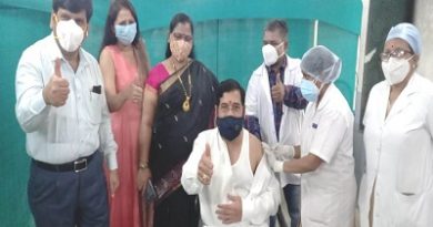 पालकमंत्री एकनाथ शिंदे ने लिया परिवार के साथ कोरोना टीका